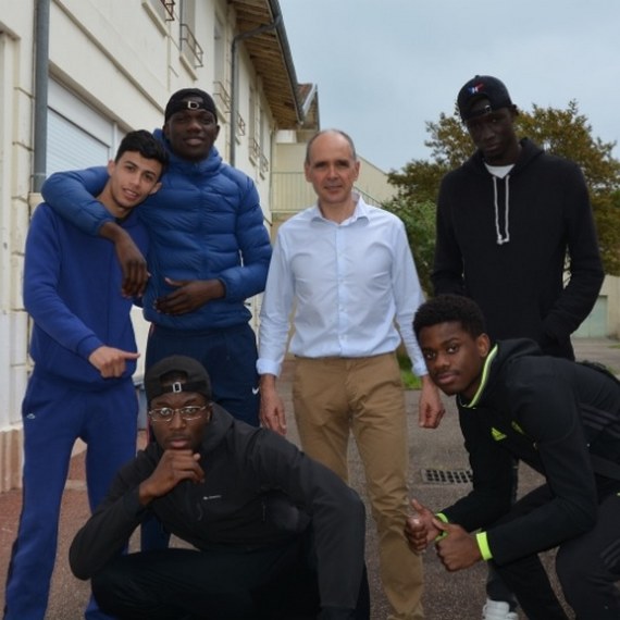 Aide les jeunes à reprendre leurs études