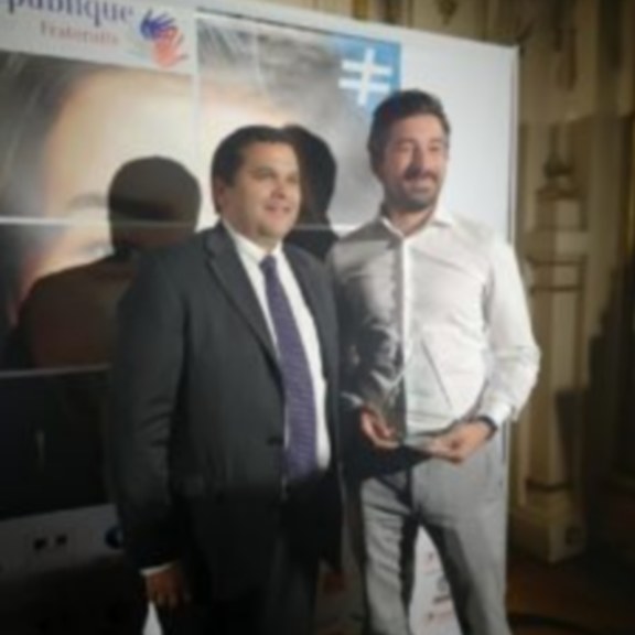 La Fondation Saint-Irénée remet un trophée à Lili Smart pour encourager le mieux vivre ensemble en entreprise